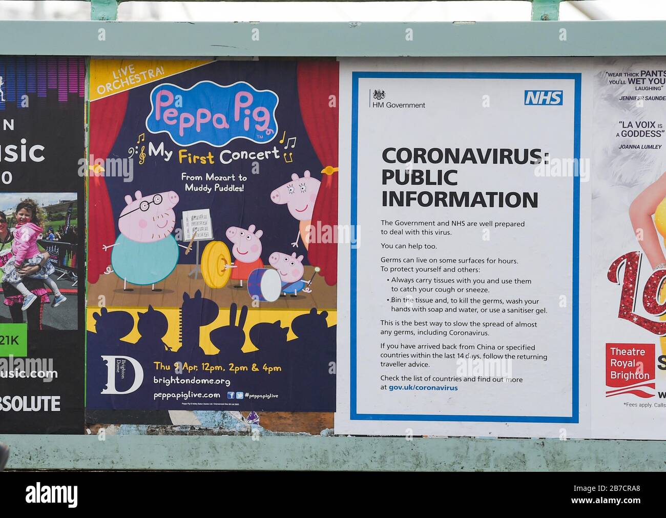 Brighton UK 15 Mars 2020 - une affiche d'information publique NHS Coronavirus avec une affiche annonçant un spectacle Peppa Pig sur le front de mer de Brighton aujourd'hui : Credit Simon Dack / Alay Live News Banque D'Images