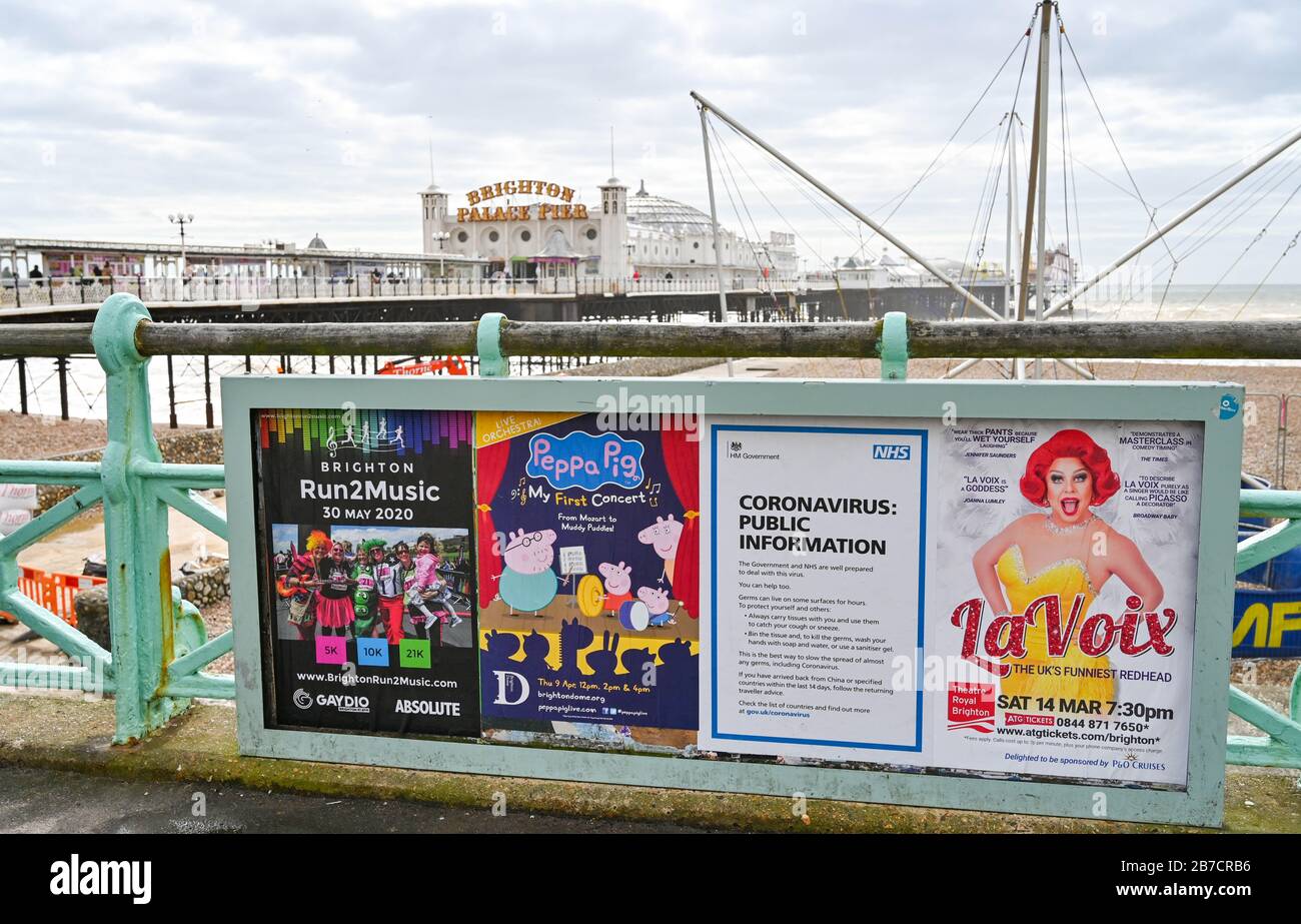 Brighton UK 15 mars 2020 - une affiche d'information publique NHS Coronavirus avec une affiche annonçant un spectacle Peppa Pig sur le front de mer de Brighton aujourd'hui près du Palace Pier : Credit Simon Dack / Alay Live News Banque D'Images