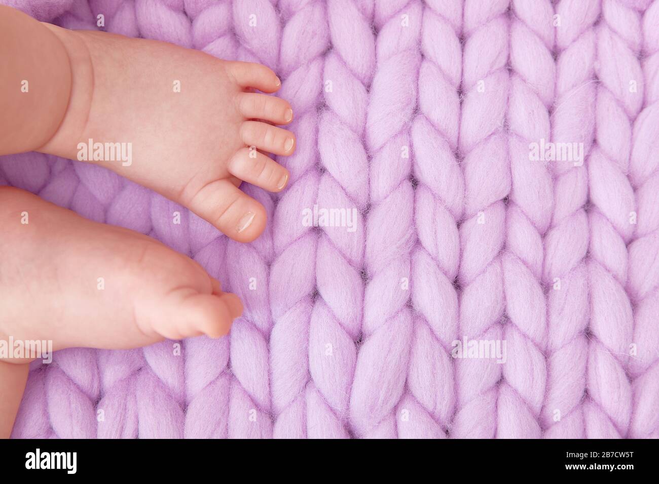 Joli Pied Pour Bebe Sur Un Grand Plaid Lilas Tricote Carte De Vœux Pour Une Douche De Bebe L Accouchement La Grossesse Copyspace Photo Stock Alamy