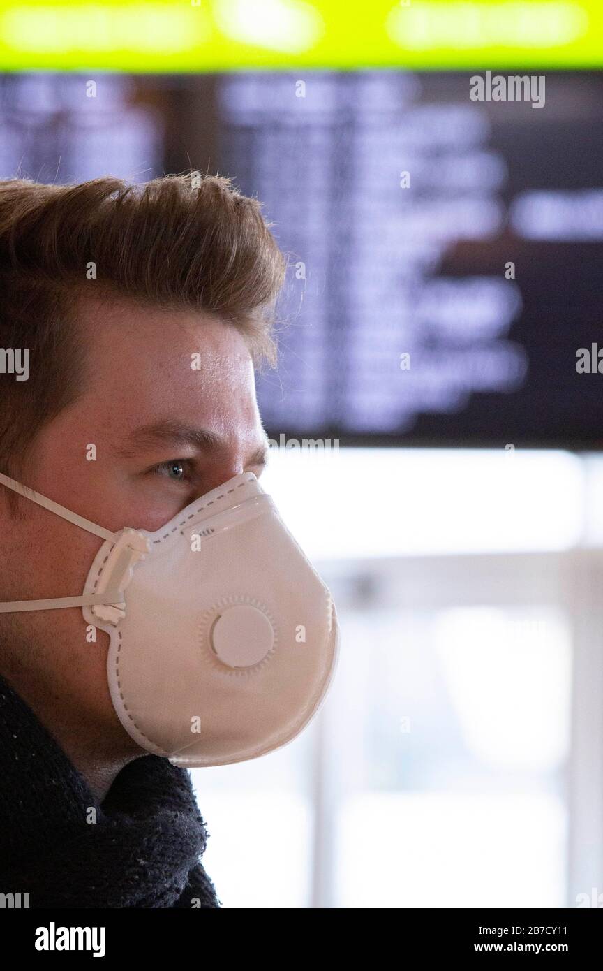 Hygiène avec un masque respiratoire pour lutter contre le virus corona à l'aéroport de Cologne/Bonn crédit: Geisler-Fotopress GmbH/Alay Live News Banque D'Images