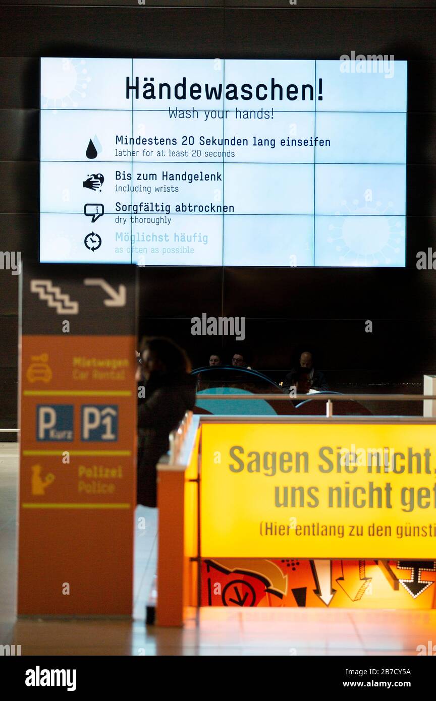 Surveillance de l'information à l'aéroport de Cologne/Bonn pour les précautions à prendre dans le cadre de la propagation mondiale du virus corona crédit: Geisler-Fotoppess GmbH/Alay Live News Banque D'Images