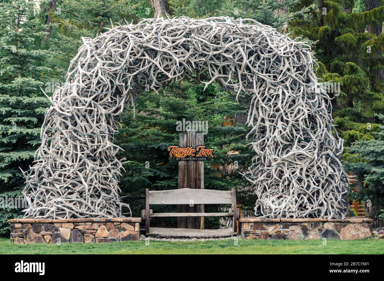 Arche Elk antler avec siège en bois en dessous et panneau pour rustique Inn Resort spa hôtel Jackson Hole Wyoming USA. Banque D'Images