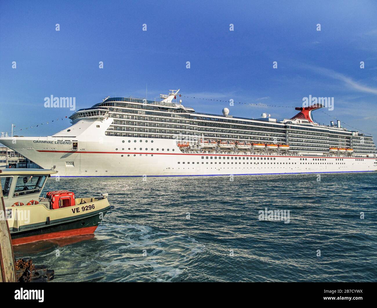 Le navire de croisière de passagers Legend est amarré à Venise en Italie Banque D'Images