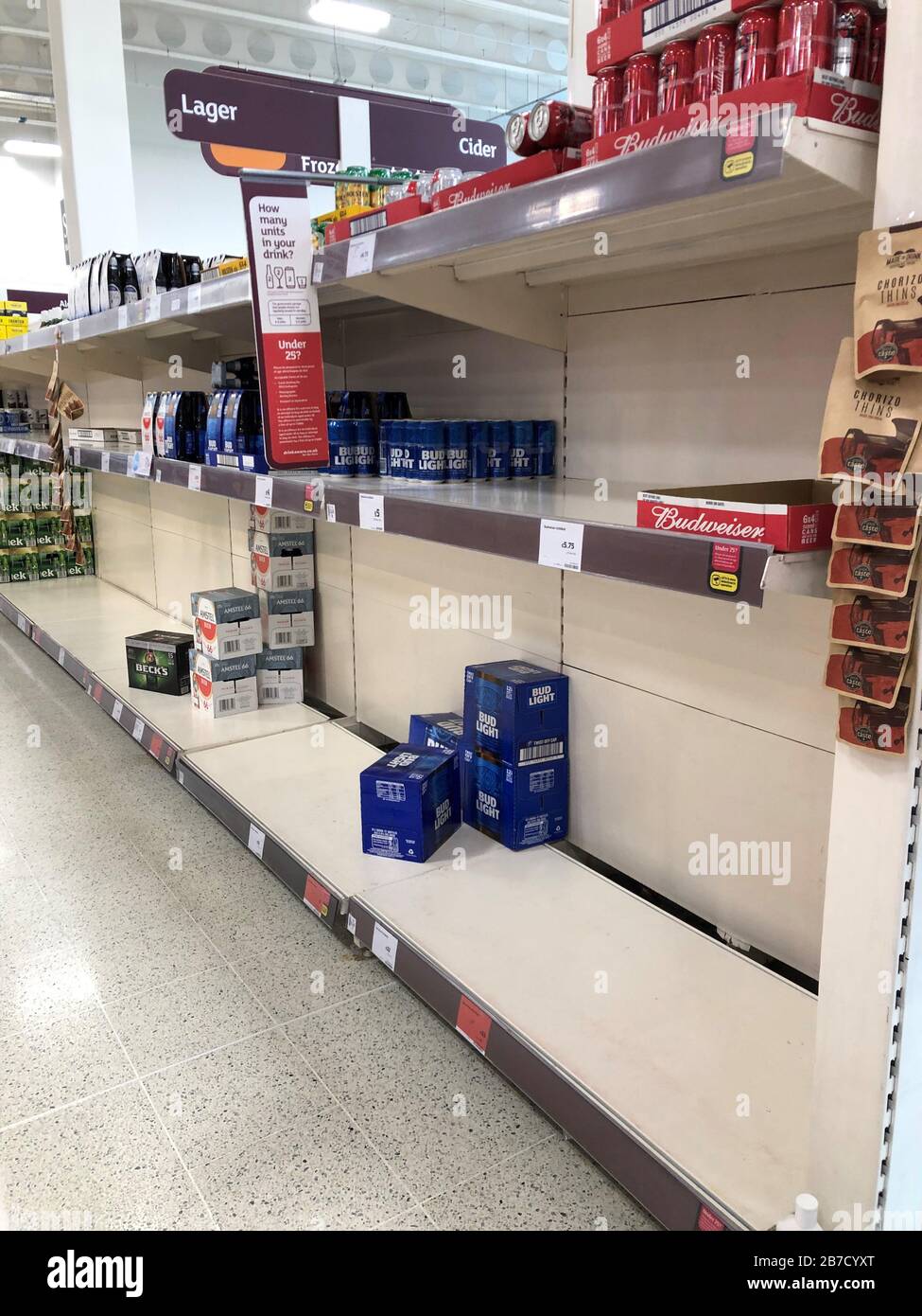 Videz l'allée de bière à Sainsbury's à Redhill, dans le Surrey, car les clients qui font le plein de fournitures tôt le matin dans le cadre de la crise du coronavirus. Banque D'Images