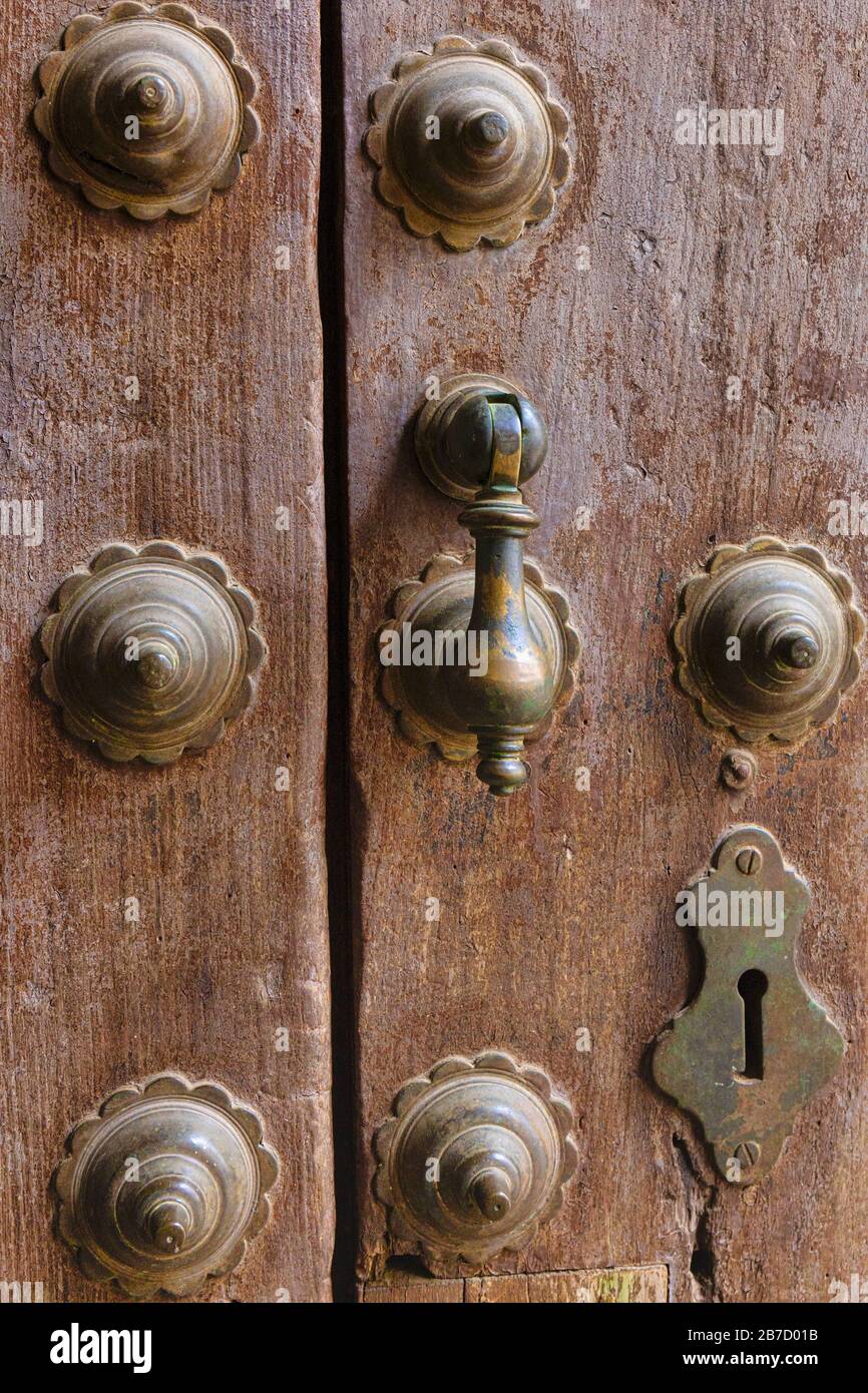 Trou de serrure, clous en métal et défonce de porte sur l'ancienne porte en bois. Cordoba, province de Cordoba, Andalousie, sud de l'Espagne. Le centre historique de Cordoue i Banque D'Images