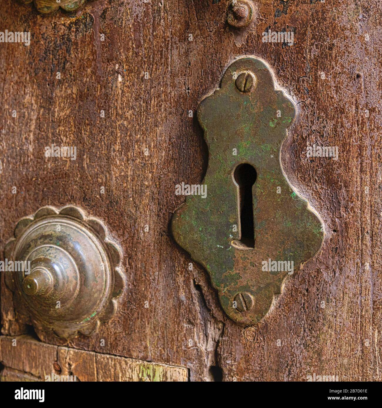 Trou de serrure et goujon métallique sur une ancienne porte en bois. Cordoba, province de Cordoba, Andalousie, sud de l'Espagne. Le centre historique de Cordoue est un wor de l'UNESCO Banque D'Images