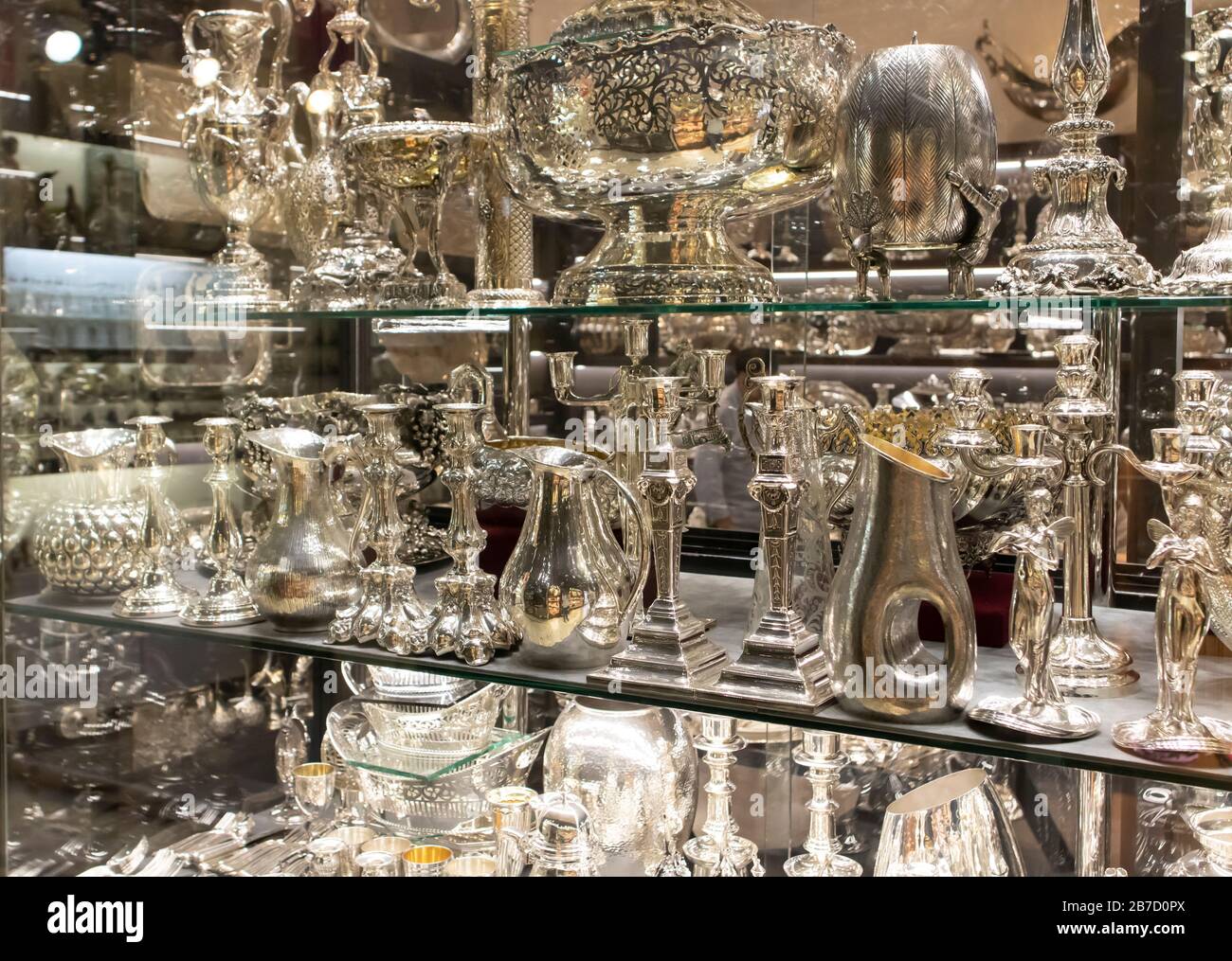 Vaisselle argentée en vitrine devant le magasin. Gros plan Photo Stock -  Alamy