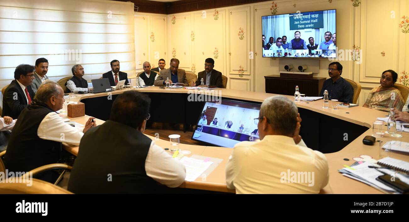 Le ministre en chef du Rajasthan Ashok Gehlot a tenu une réunion avec tous les collectionneurs de district par vidéoconférence sur le coronavirus à Jaipur. Banque D'Images