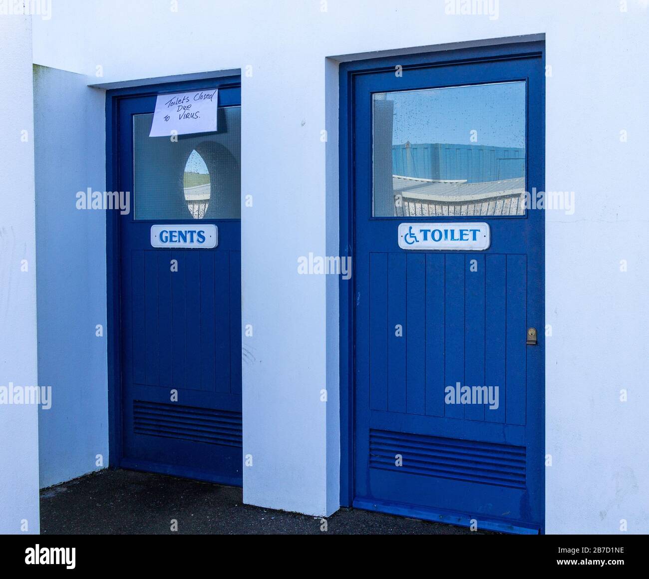 toilettes publiques fermées à cause de Coronavirus. West Cork, Irlande Banque D'Images