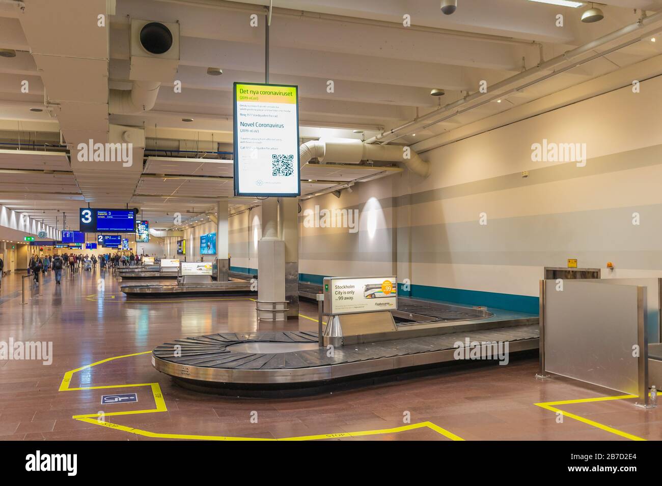 Stockholm, Suède - 15 mars : zone d'arrivée à l'aéroport d'Arlanda avec ceinture à bagages vide et affichage d'informations sur le virus Corona Banque D'Images