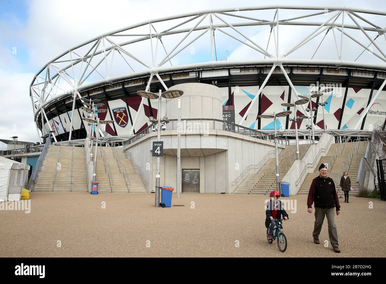 Vue à l'extérieur du London Stadium, stade du West Ham United Football Club, suite à l'annonce de vendredi que la Premier League a suspendu tous les matches jusqu'au samedi 4 avril 2020. Banque D'Images