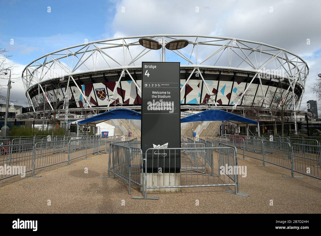 Vue à l'extérieur du London Stadium, stade du West Ham United Football Club, suite à l'annonce de vendredi que la Premier League a suspendu tous les matches jusqu'au samedi 4 avril 2020. Banque D'Images