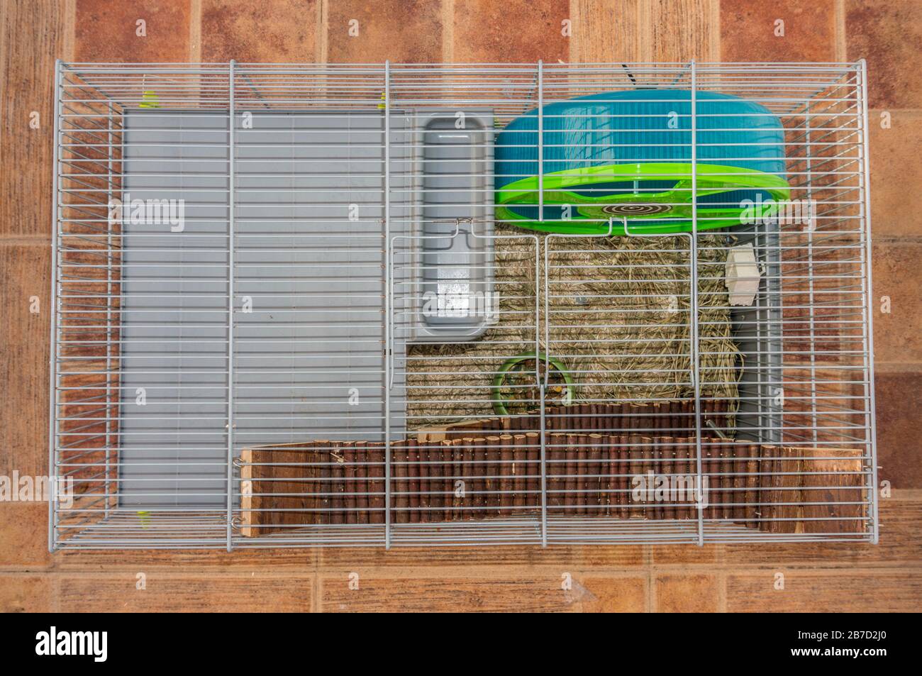 Cage de hamster avec accessoires et jouets Photo Stock - Alamy
