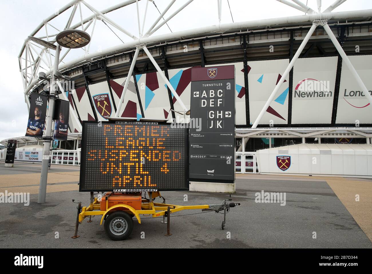 Vue d'un panneau LED informant les fans que le match est en dehors du stade de Londres, où se trouve le club de football West Ham United, suite à l'annonce de vendredi selon laquelle la Premier League a suspendu tous les matches jusqu'au samedi 4 avril 2020. Banque D'Images