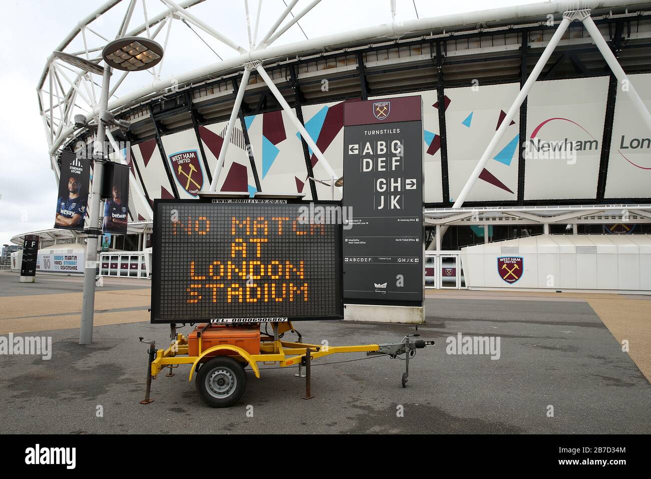Vue d'un panneau LED informant les fans que le match est en dehors du stade de Londres, où se trouve le club de football West Ham United, suite à l'annonce de vendredi selon laquelle la Premier League a suspendu tous les matches jusqu'au samedi 4 avril 2020. Banque D'Images