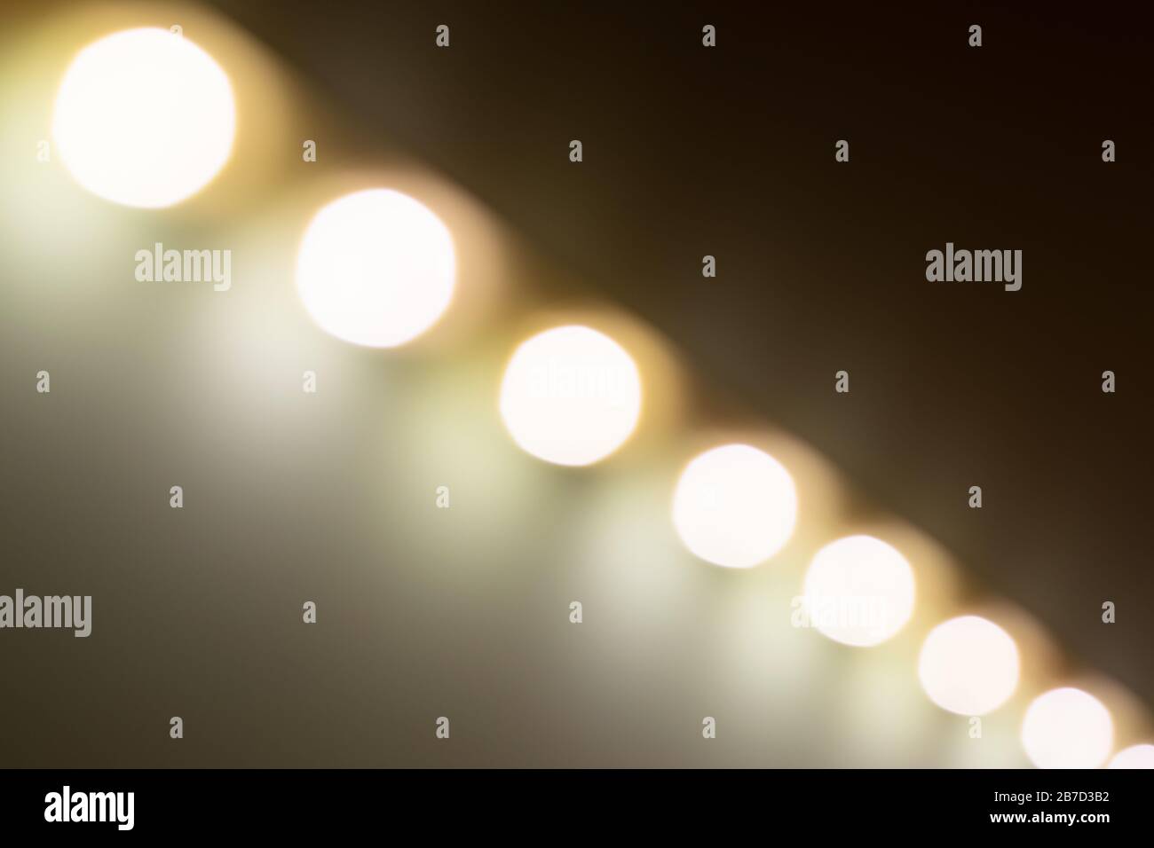 Les lumières chaudes floues sont visibles en diagonale. Banque D'Images
