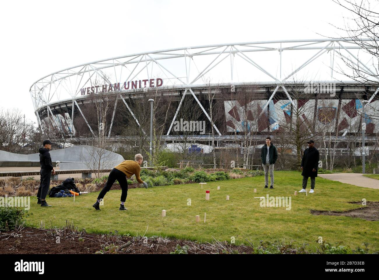 Les gens jouent à Kubb près du London Stadium, stade du West Ham United Football Club, après l'annonce de vendredi que la Premier League a suspendu tous les matchs jusqu'au samedi 4 avril 2020. Banque D'Images