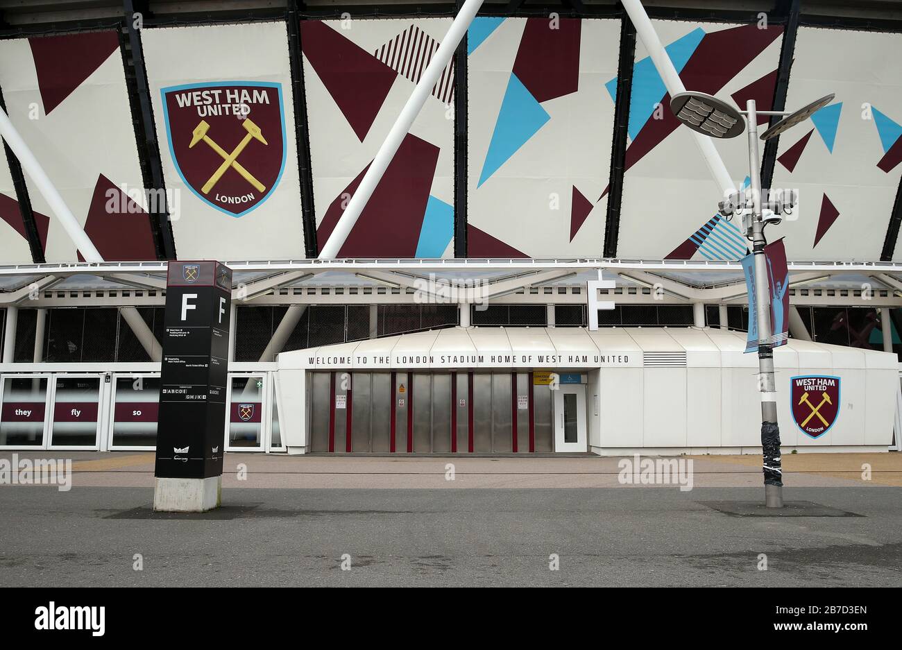 Vue sur les tourniquets fermés à l'extérieur du stade de Londres, où se trouve le club de football West Ham United, suite à l'annonce de vendredi que la Premier League a suspendu tous les matchs jusqu'au samedi 4 avril 2020. Banque D'Images