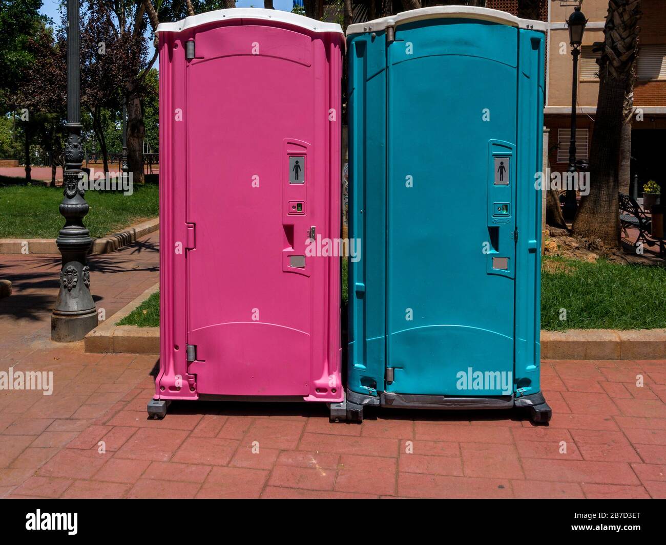 Toilettes portables rose et bleu pour homme Banque D'Images