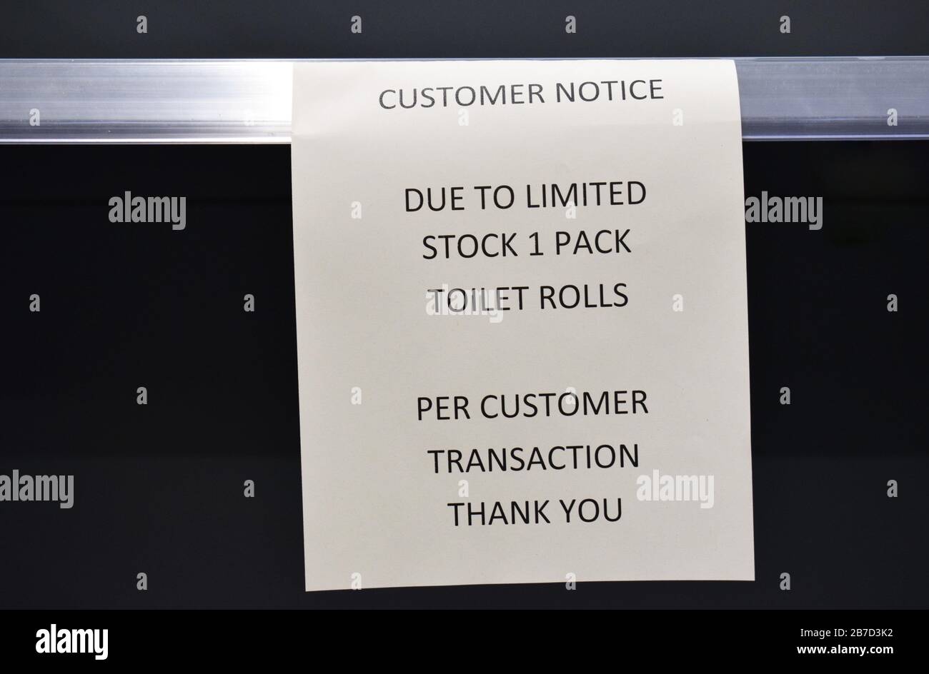 Un seul paquet par client signe sur une étagère de supermarché britannique généralement rempli de rouleau de toilette maintenant vide en raison de l'achat de panique dû à Coronavirus. Banque D'Images
