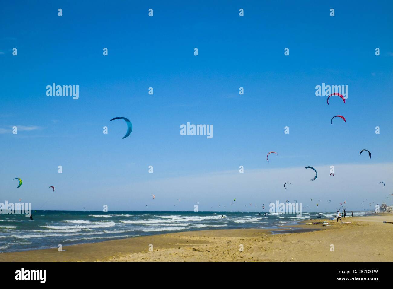 Kite surf à la plage avec ciel bleu Banque D'Images