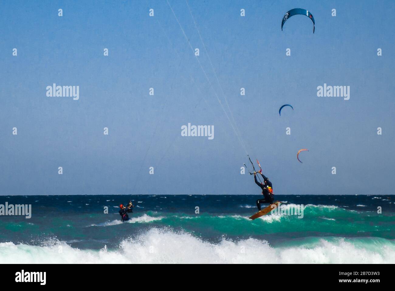 Kite surf à la plage avec ciel bleu Banque D'Images