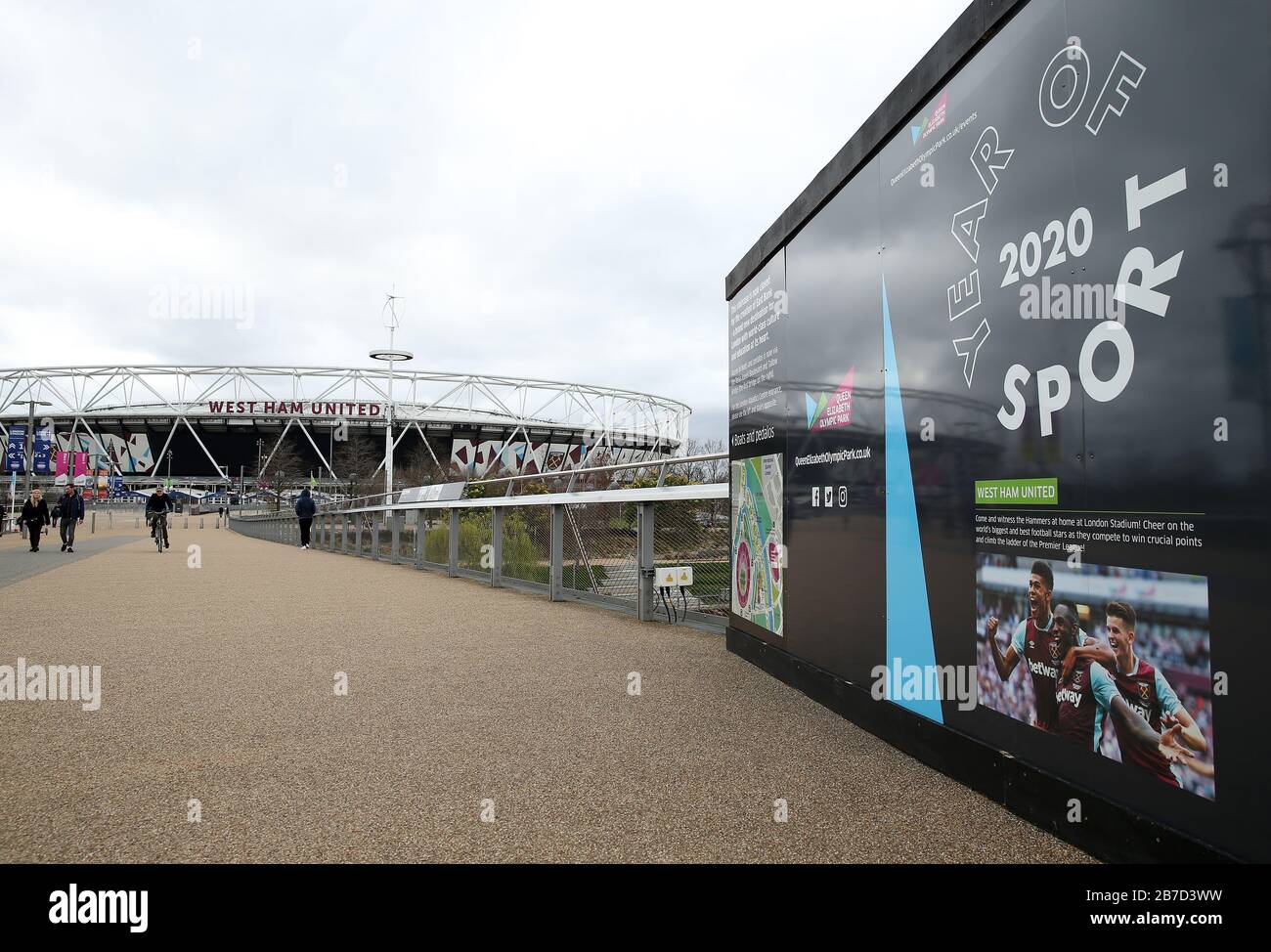 Un conseil d'administration présentant les futurs événements sportifs qui se déroulent au stade de Londres, où se trouve le club de football West Ham United, a annoncé vendredi que la Premier League a suspendu tous les matchs jusqu'au samedi 4 avril 2020. Banque D'Images