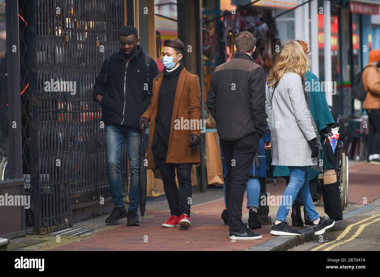 Brighton Royaume-Uni 15 mars 2020 - Shoppers , certains portant des masques en vigueur dans le centre-ville de Brighton aujourd'hui malgré la pandémie de Coronavirus COVID-19. Le gouvernement britannique a déplacé le pays vers la phase de retard de la lutte contre le virus alors que certains pays d'Europe, dont l'Italie, la France et l'Espagne, ont pris des mesures plus sévères : crédit Simon Dack / Alay Live News Banque D'Images