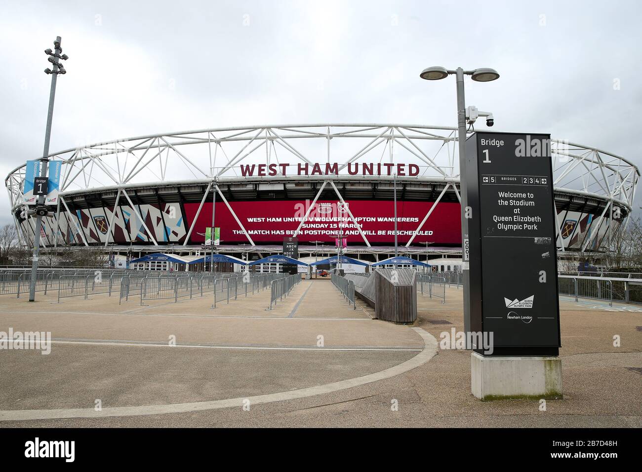Vue d'un grand écran LED informant les fans du report à l'extérieur du stade de Londres, domicile du club de football West Ham United, suite à l'annonce de vendredi selon laquelle la Premier League a suspendu tous les matches jusqu'au samedi 4 avril 2020. Banque D'Images