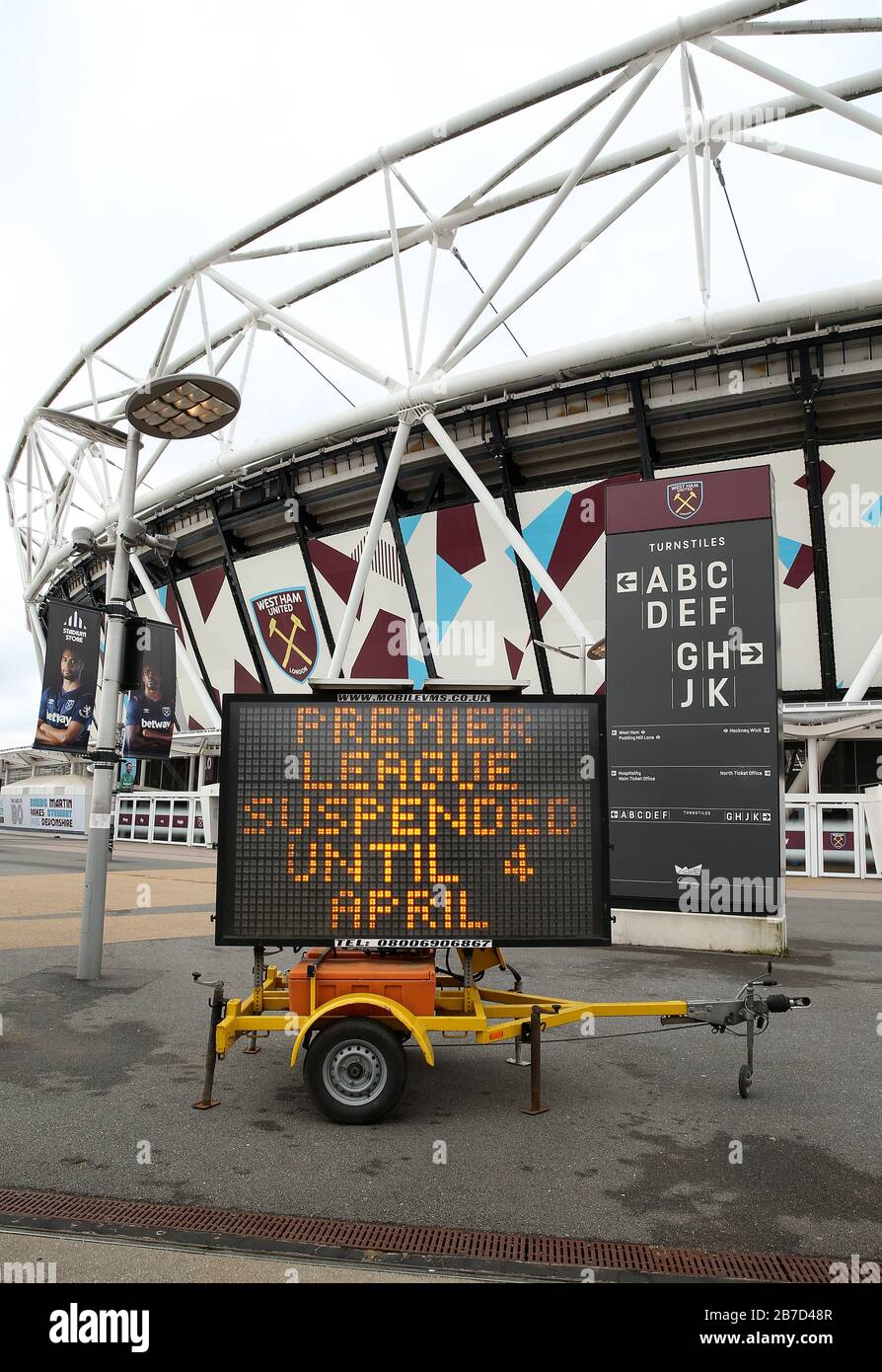 Vue d'un panneau LED informant les fans que le match est en dehors du stade de Londres, où se trouve le club de football West Ham United, suite à l'annonce de vendredi selon laquelle la Premier League a suspendu tous les matches jusqu'au samedi 4 avril 2020. Banque D'Images