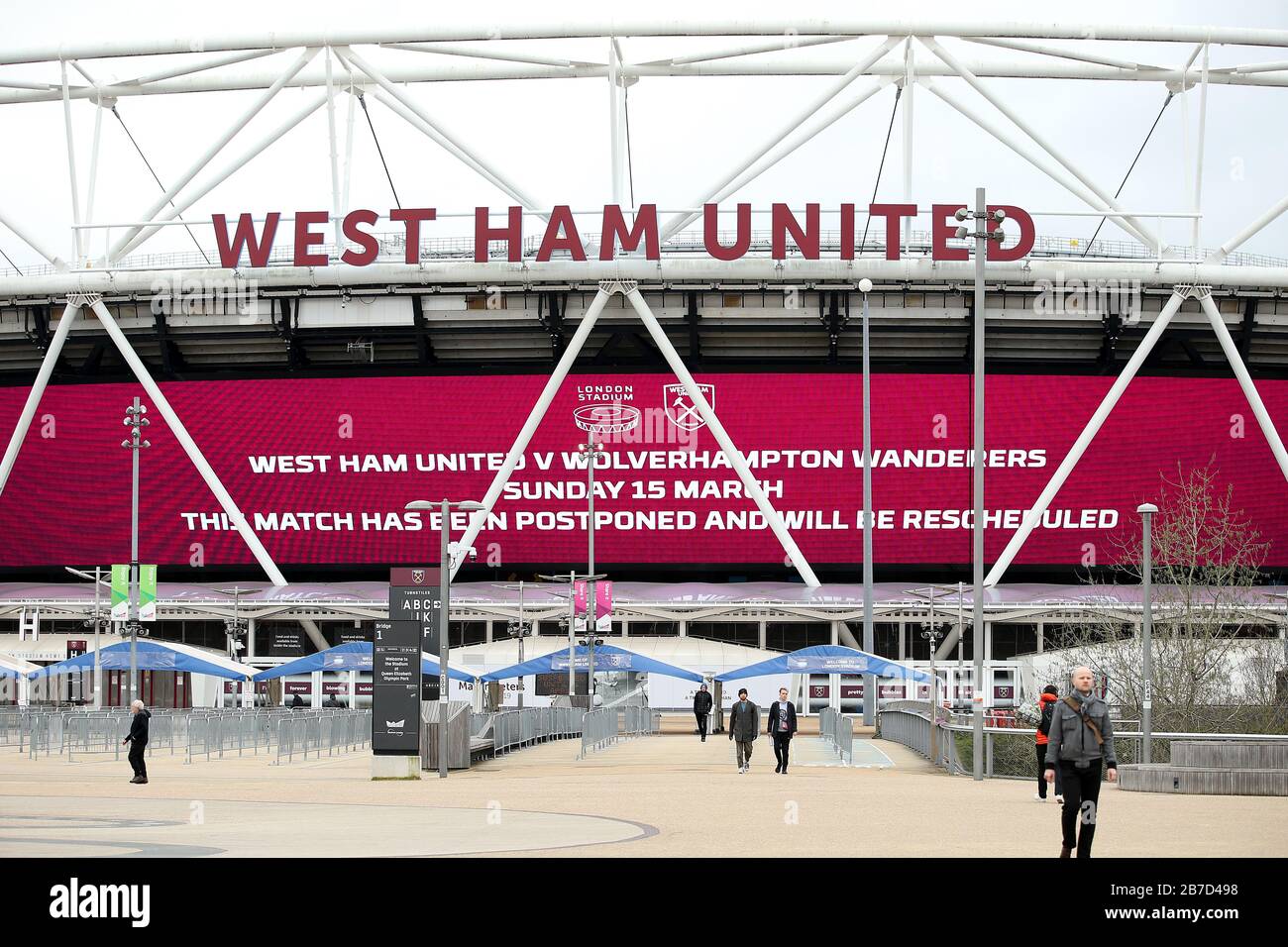 Vue d'un grand écran LED informant les fans du report à l'extérieur du stade de Londres, domicile du club de football West Ham United, suite à l'annonce de vendredi selon laquelle la Premier League a suspendu tous les matches jusqu'au samedi 4 avril 2020. Banque D'Images