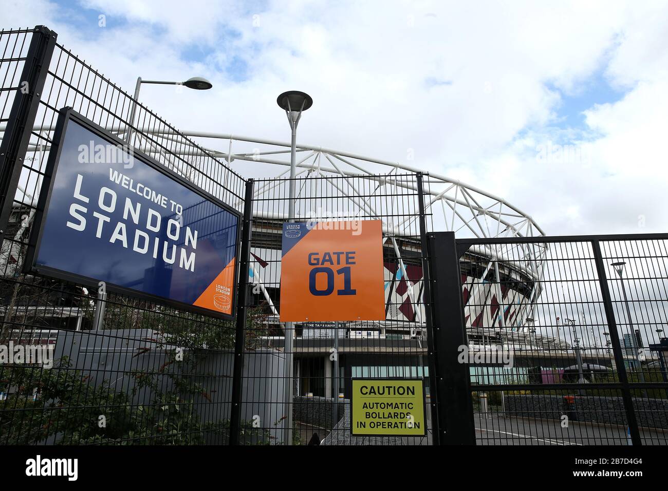 Vue sur les portes fermées devant le stade de Londres, où se trouve le club de football West Ham United, suite à l'annonce de vendredi que la Premier League a suspendu tous les matchs jusqu'au samedi 4 avril 2020. Banque D'Images
