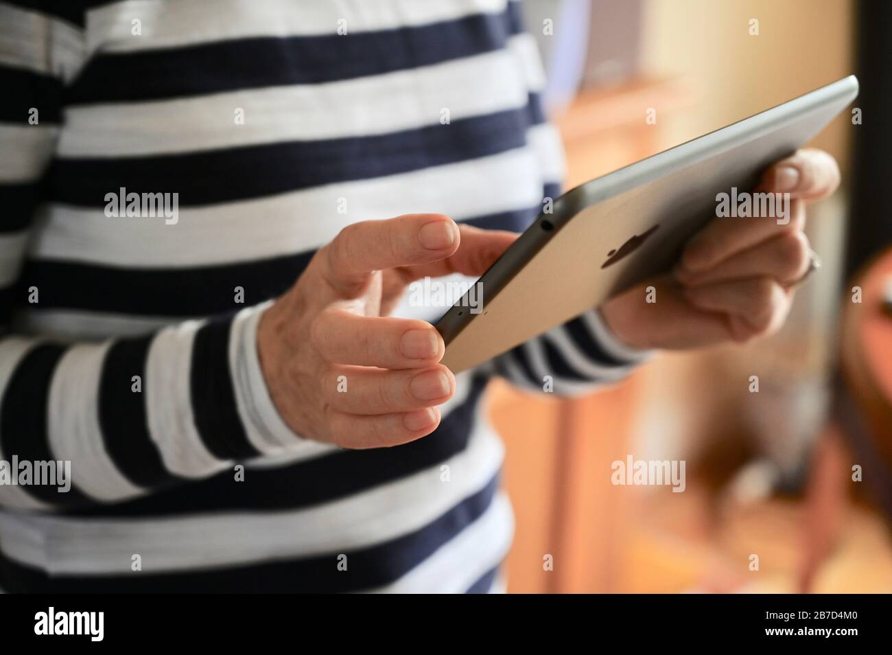 Gros plan sur une femme senior tenant une tablette numérique Apple iPad. Banque D'Images