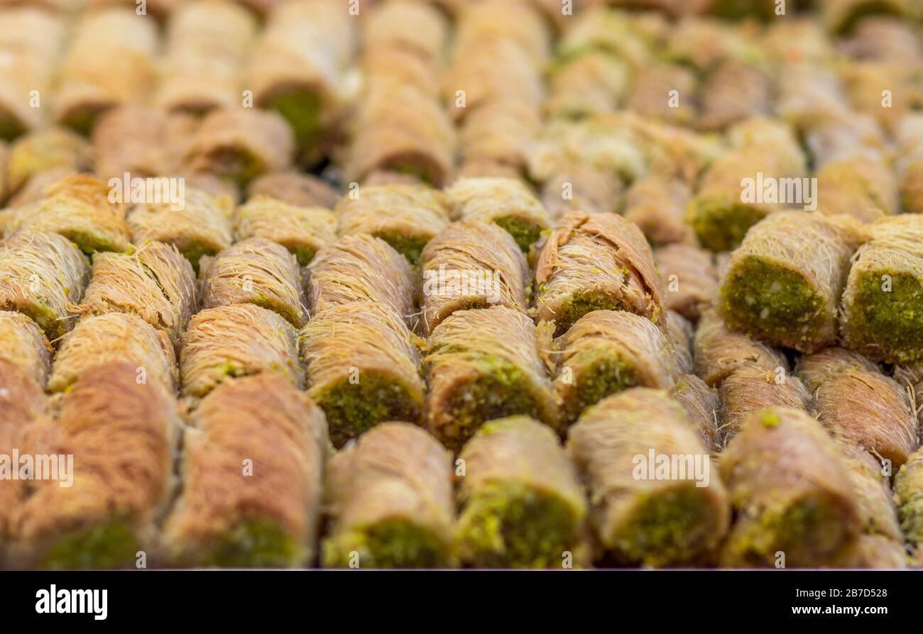 Baklawa (baklawa) pâte arabe traditionnelle et authentique du Moyen-Orient, fils de pâte frits, miel, sous la forme d'une place ouverte. Farcie de poing Banque D'Images
