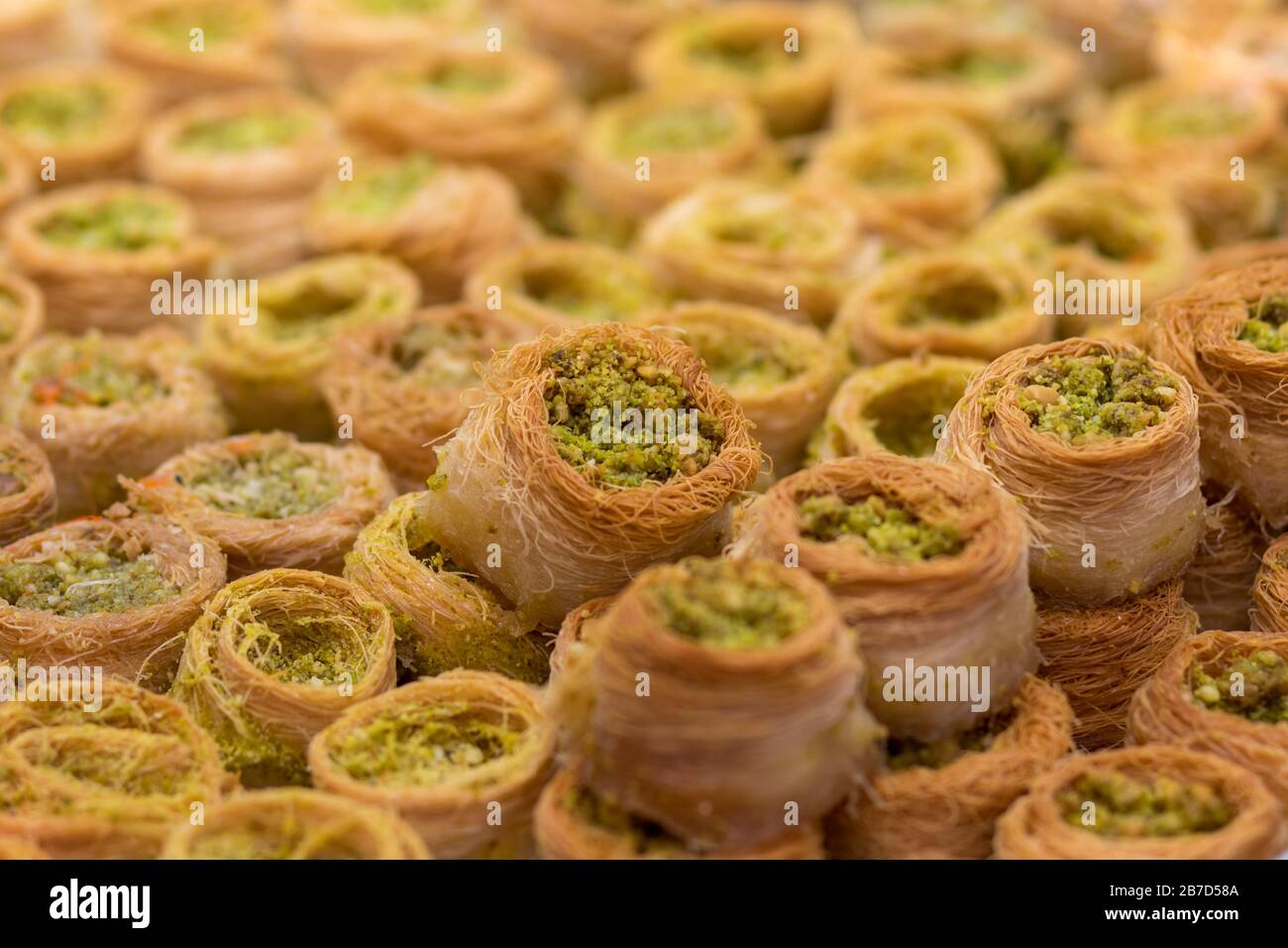 Baklawa (baklawa) pâte arabe traditionnelle et authentique du Moyen-Orient, fils de pâte frits, miel, sous la forme d'une place ouverte. Farcie de poing Banque D'Images