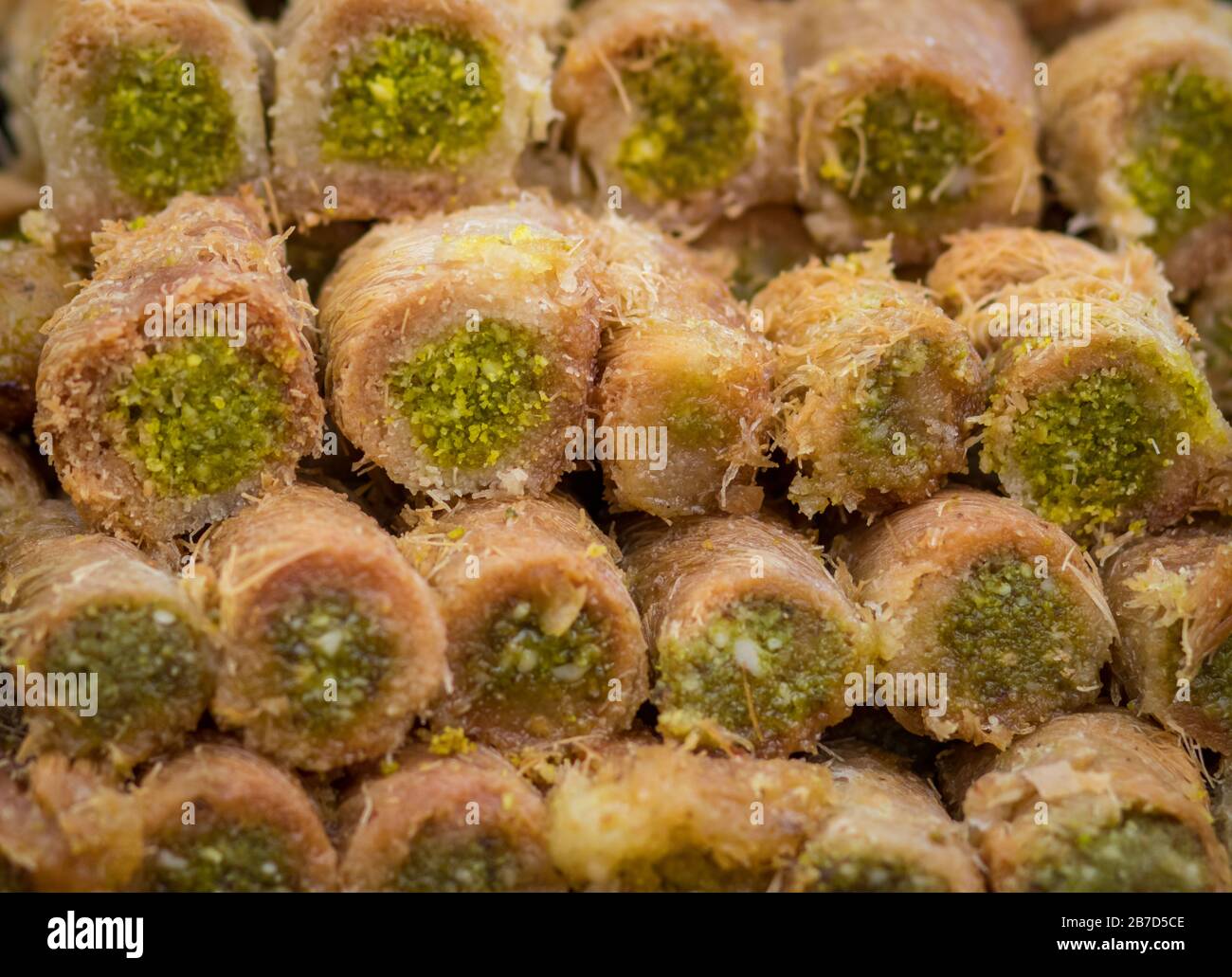 Baklawa (baklawa) pâte arabe traditionnelle et authentique du Moyen-Orient, pâte en forme de pâte au miel et en forme de rouleau. Bourré de pistaches. Mahane Yehu Banque D'Images
