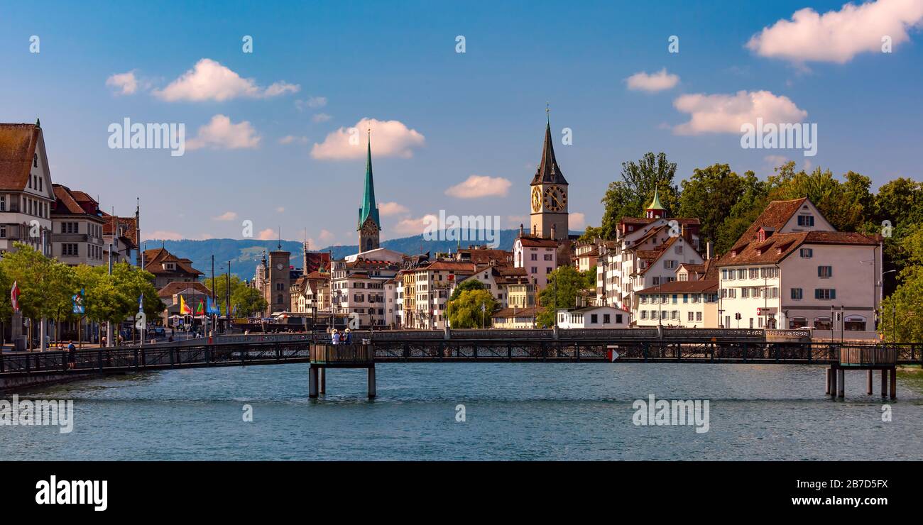 Vue panoramique sur la célèbre Fraumunster et l'église St Pierre et la rivière Limmat vieille ville de Zurich, la plus grande ville de Suisse Banque D'Images