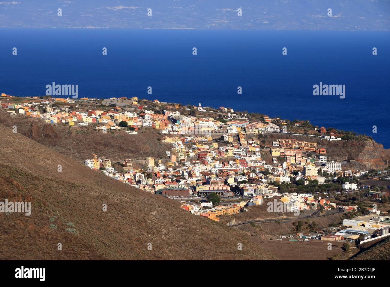 Vue générale de San Sebastian de la Gomera avec le volcan Teide (sur l'île de Tenerife) en arrière-plan, la Gomera en Espagne Banque D'Images