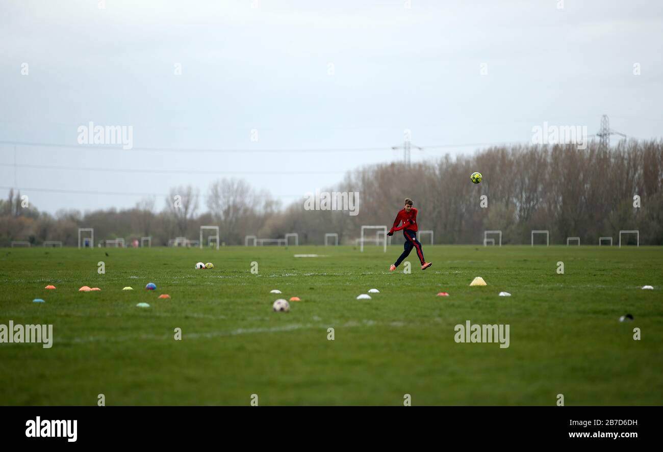 Une personne joue au football sur Hackney Marshes à Londres après l'annonce de vendredi que la Premier League a suspendu tous les matchs jusqu'au samedi 4 avril 2020. Banque D'Images