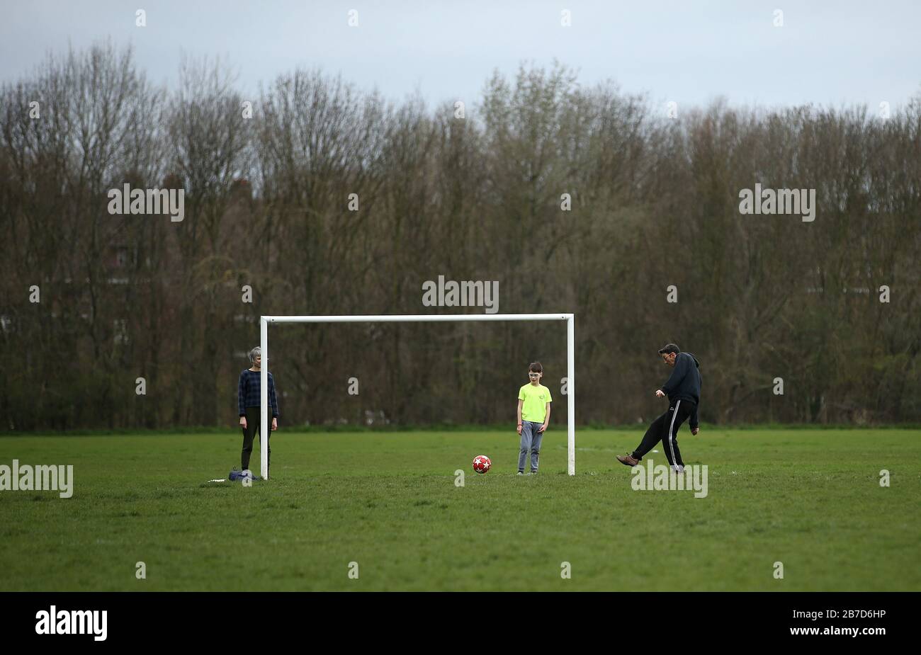 Les gens jouent au football sur Hackney Marshes à Londres après l'annonce de vendredi selon laquelle la Premier League a suspendu tous les matchs jusqu'au samedi 4 avril 2020. Banque D'Images