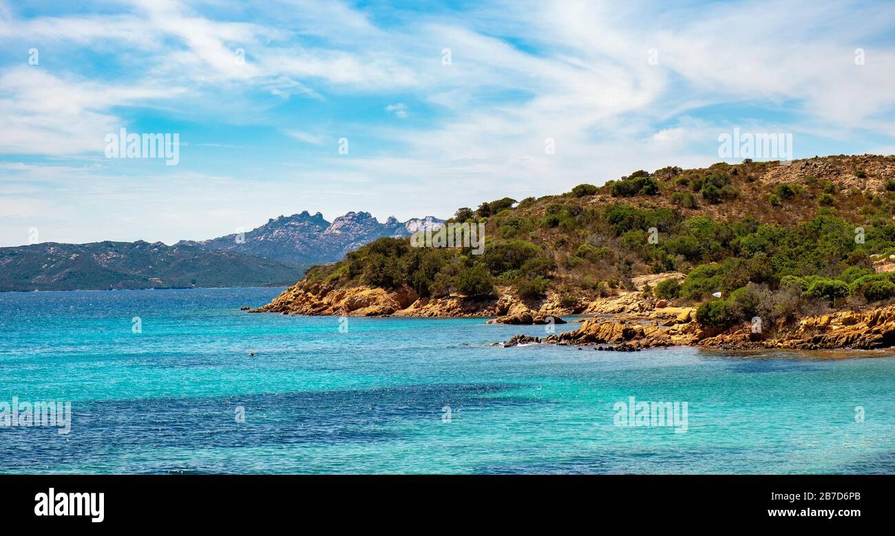 Vue panoramique sur l'île de Caprera et le port de Spiaggia di Cala Portese sur la côte de la mer Tyrrhénienne avec l'archipel de la Maddalena et le m sarde Banque D'Images