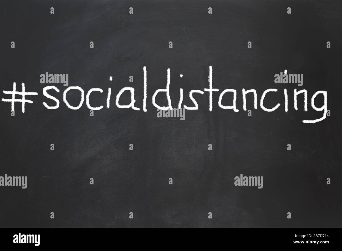 distanciation sociale à la lutte contre l'infection pendant l'épidémie de virus - craie sur le tableau noir Banque D'Images