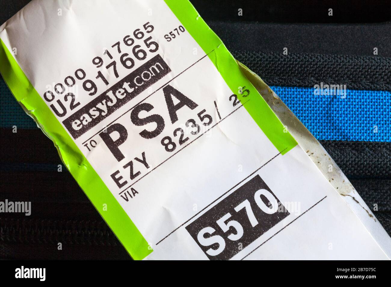 Étiquette de bagage easyJet collée sur l'étui de l'aéroport PSA de Pise en  Italie Photo Stock - Alamy