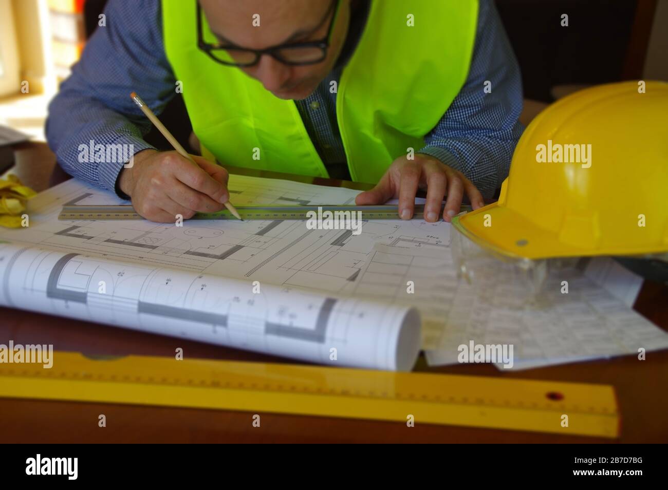 Responsable de la construction, entrepreneur, constructeur ou ingénieur sur le lieu de travail. Homme en train de travailler sur l'esquisse de construction. Architecture, ingénierie et concept industriel. Banque D'Images