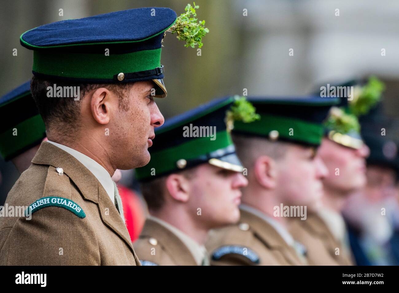 Londres, Royaume-Uni. 15 mars 2020. Défilé Annuel De La Saint-Patricks De Irish Guards À Wellington Barracks, Londres. Par tradition, les soldats ont été émis avec des Shamrocks frais - aujourd'hui par Lady Carleton-Smith, épouse du chef d'état-major général, le général Sir Mark Carleton-Smith. Le défilé était dirigé par la bande des gardes irlandais et comprenait des membres du premier Bataillon Irish Guards, du D Coy London Irish Rifles, du London Regiment, ainsi que des officiers et soldats retraités des deux régiments. Crédit: Guy Bell/Alay Live News Banque D'Images