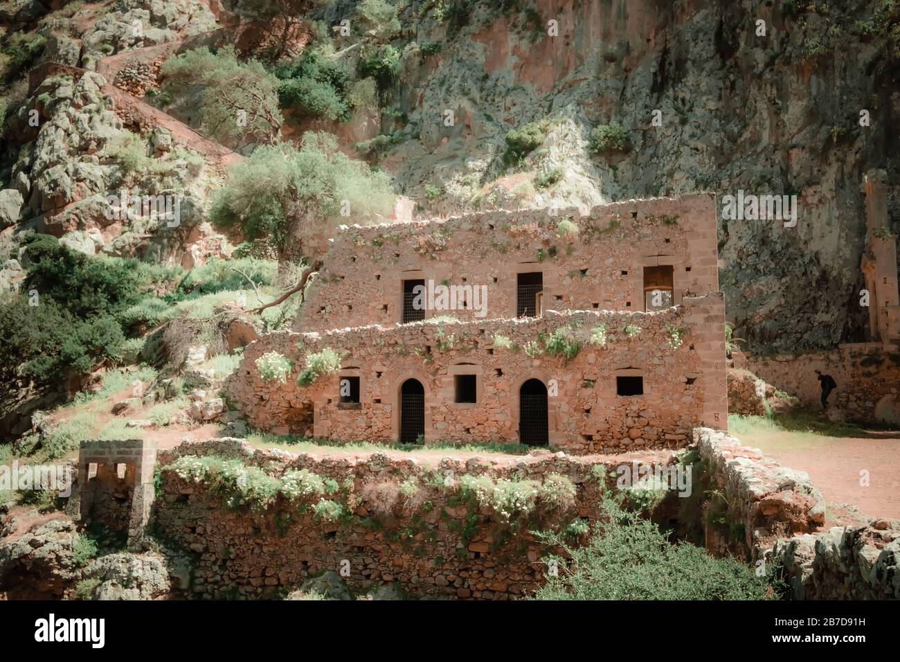 Vue sur les ruines de l'église du monastère de Katholiko abandonnée sur l'île ensoleillée de Crète. Belle nature méditerranéenne de la Grèce. Construction en pierre unique dans TH Banque D'Images