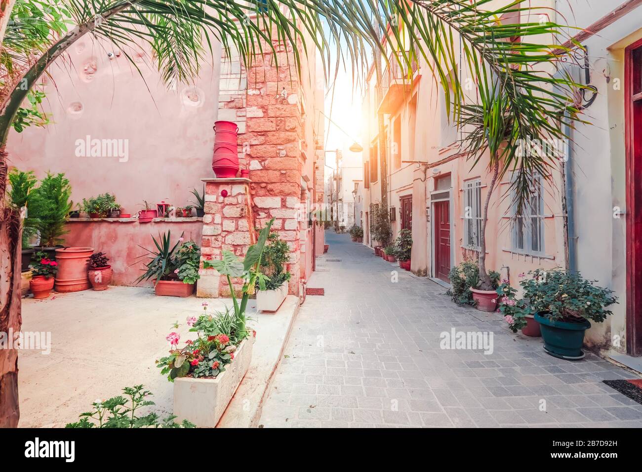 Des rues étroites et étonnantes de destination populaire sur l'île de Crète. Matin ensoleillé en Grèce. Architecture traditionnelle et couleurs de la ville méditerranéenne. Pla Banque D'Images