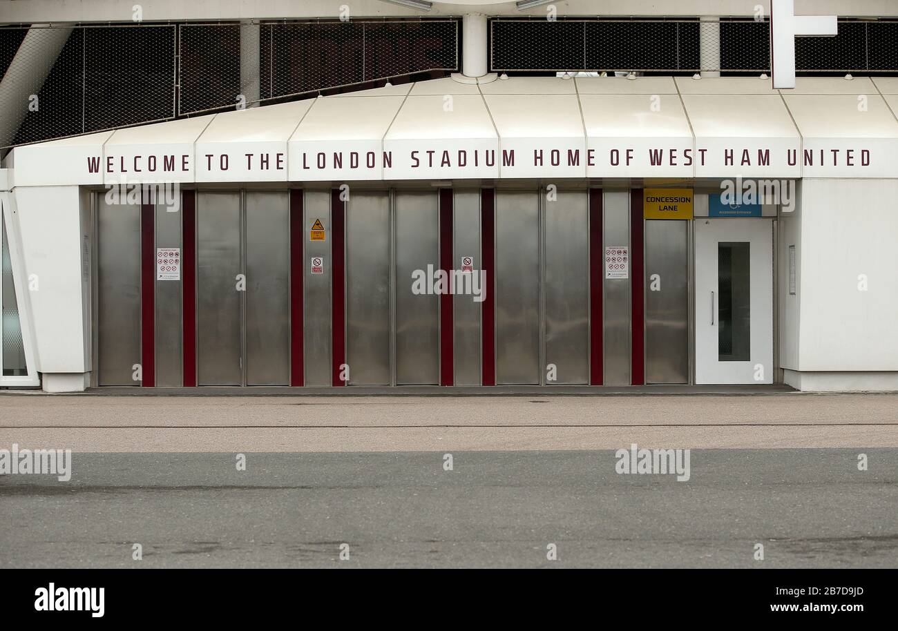 Vue sur les tourniquets fermés à l'extérieur du stade de Londres, où se trouve le club de football West Ham United, suite à l'annonce de vendredi que la Premier League a suspendu tous les matchs jusqu'au samedi 4 avril 2020. Banque D'Images