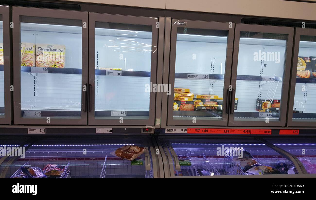 Compartiments vides pour congélateur de pizzas congelées dans un magasin de lidl à Belfast, en Irlande du Nord, en raison de l'achat de stocks de panique en raison de l'éclosion de coronavirus Banque D'Images