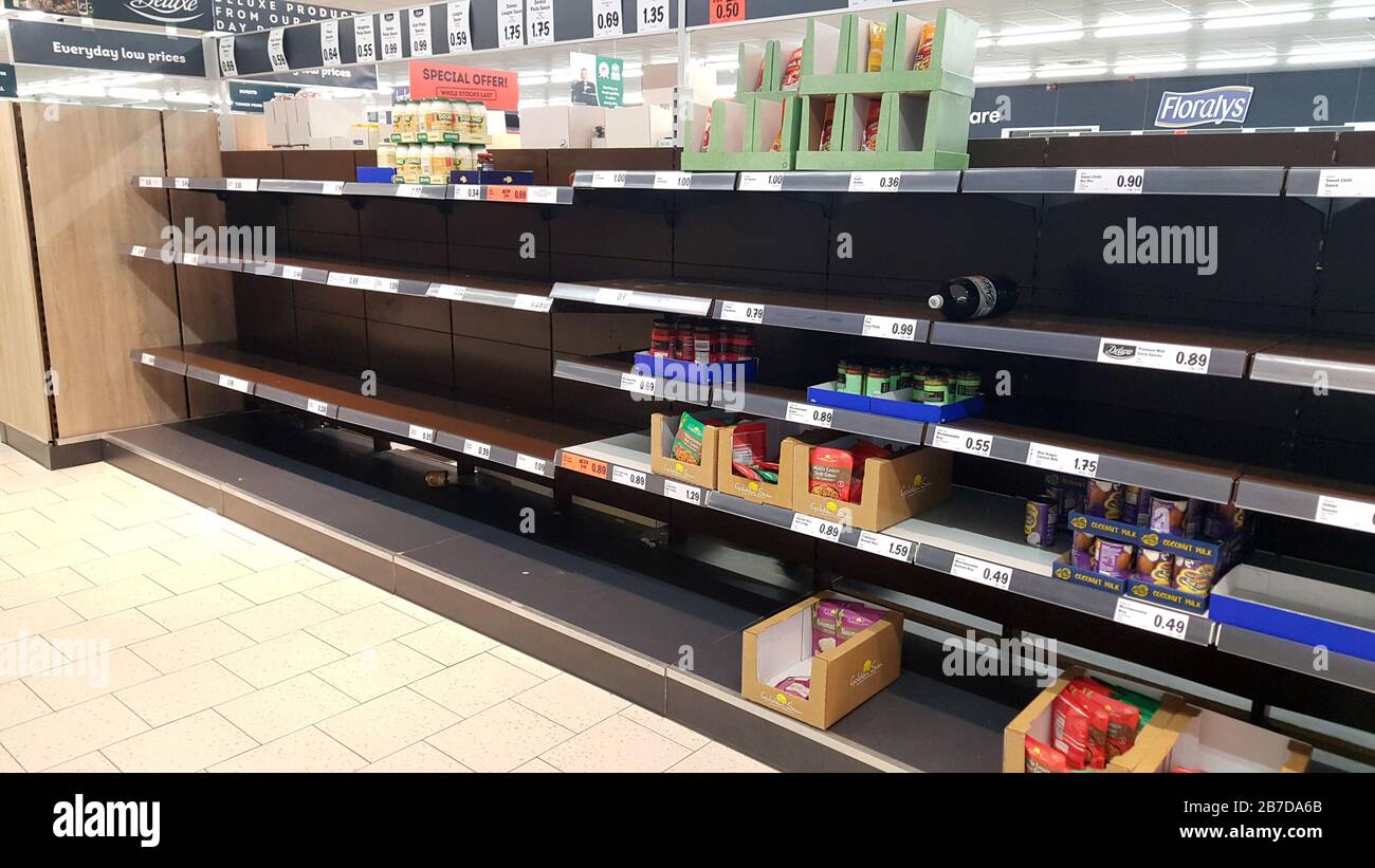 Les étagères vides de riz et de nouilles de pâtes alimentaires dans un magasin de lidl à Belfast, en Irlande du Nord, sont dues à l'achat de stocks de panique en raison de l'éclosion de coronavirus Banque D'Images